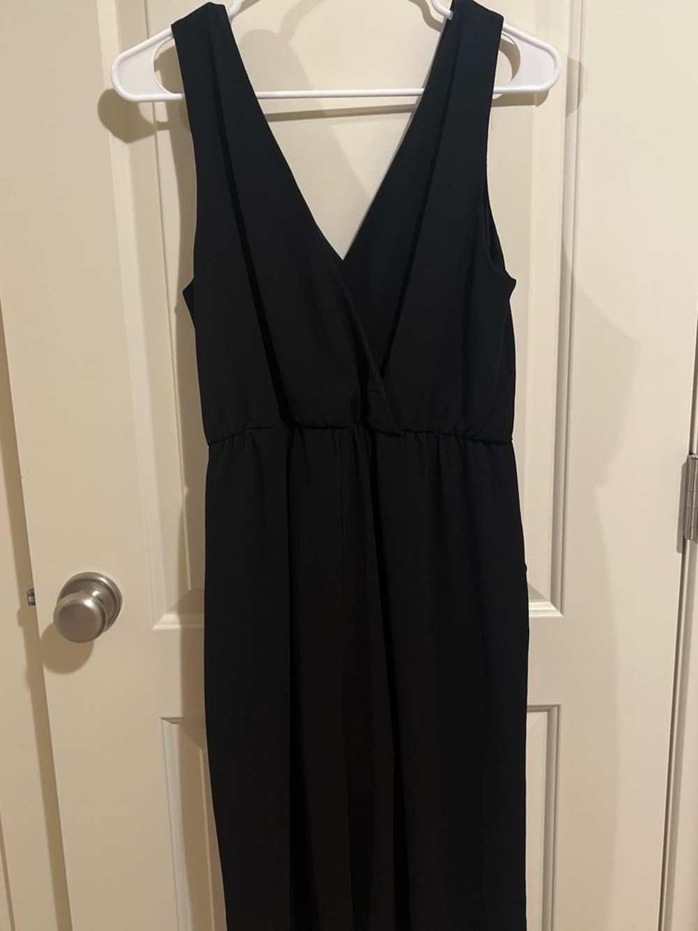 Elegant Black Sleeveless V-Neck Tie-Waist Dress - Picture 4 of 6